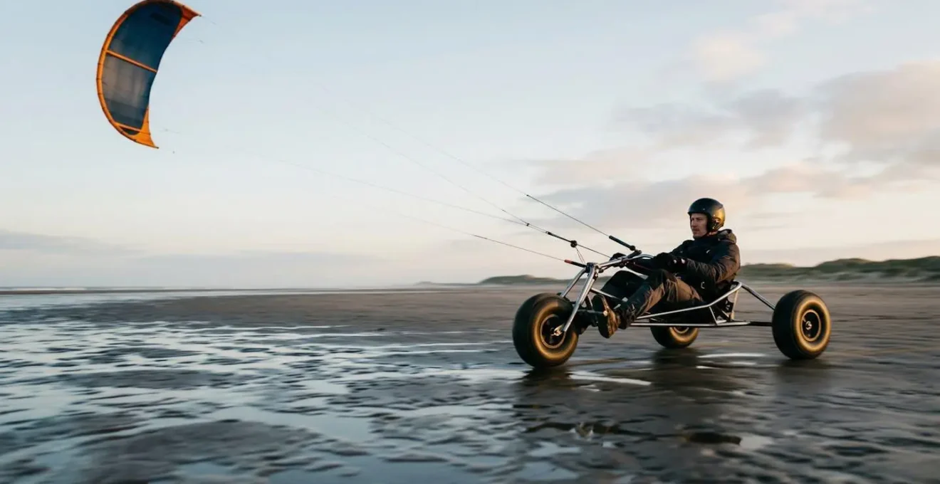 Pilote de buggy tracte par un cerf-volant sur une plage a haute vitesse