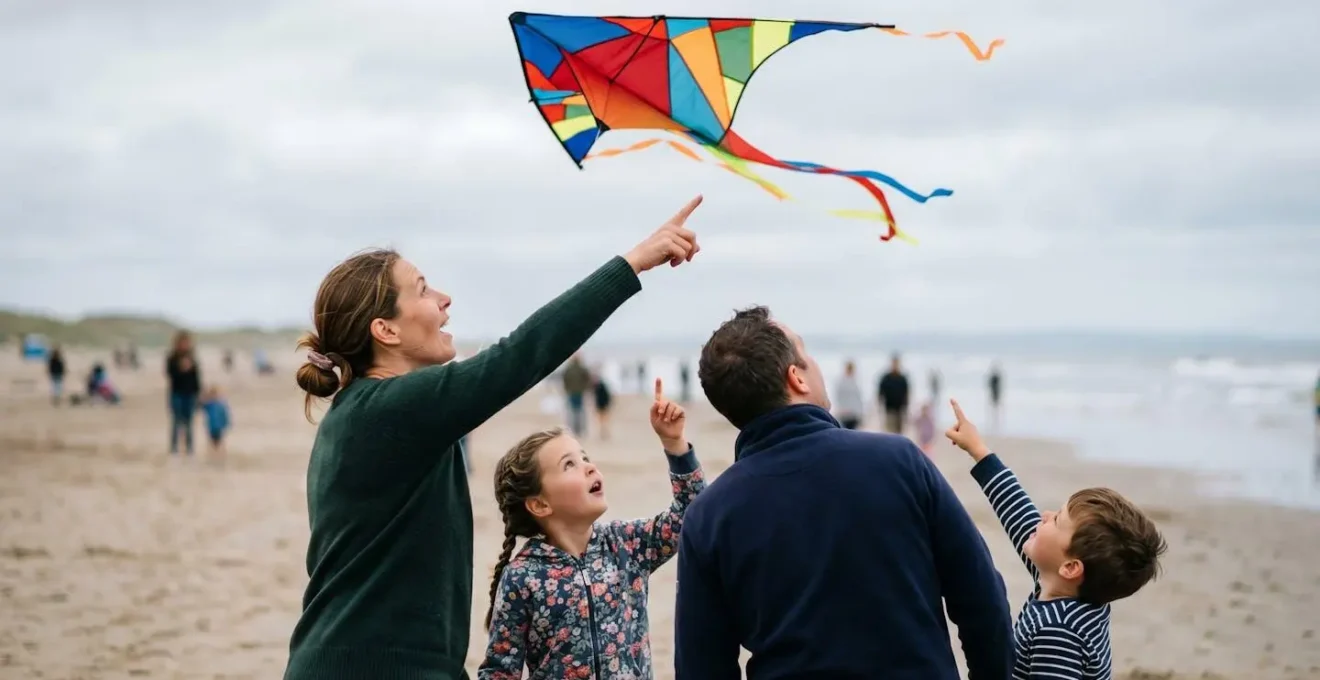 Cerf-volant acrobatique coloré volant à quelques mètres au-dessus de spectateurs émerveillés sur une plage
