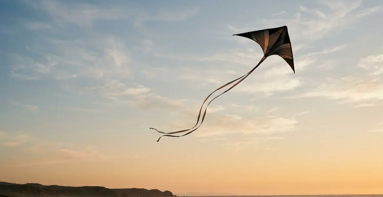 Cerf-volant artistique en vol formant des mouvements narratifs dans le ciel au coucher du soleil