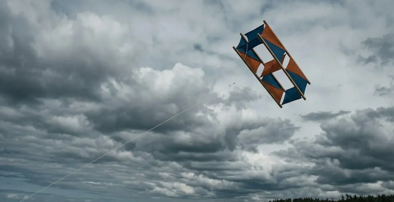 Cerf-volant box cellulaire en vol dans un ciel venteux