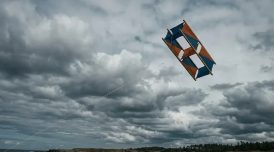 Cerf-volant box cellulaire en vol dans un ciel venteux