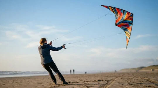 Cerf-volant acrobatique en pleine rotation Axel à plat dans le ciel