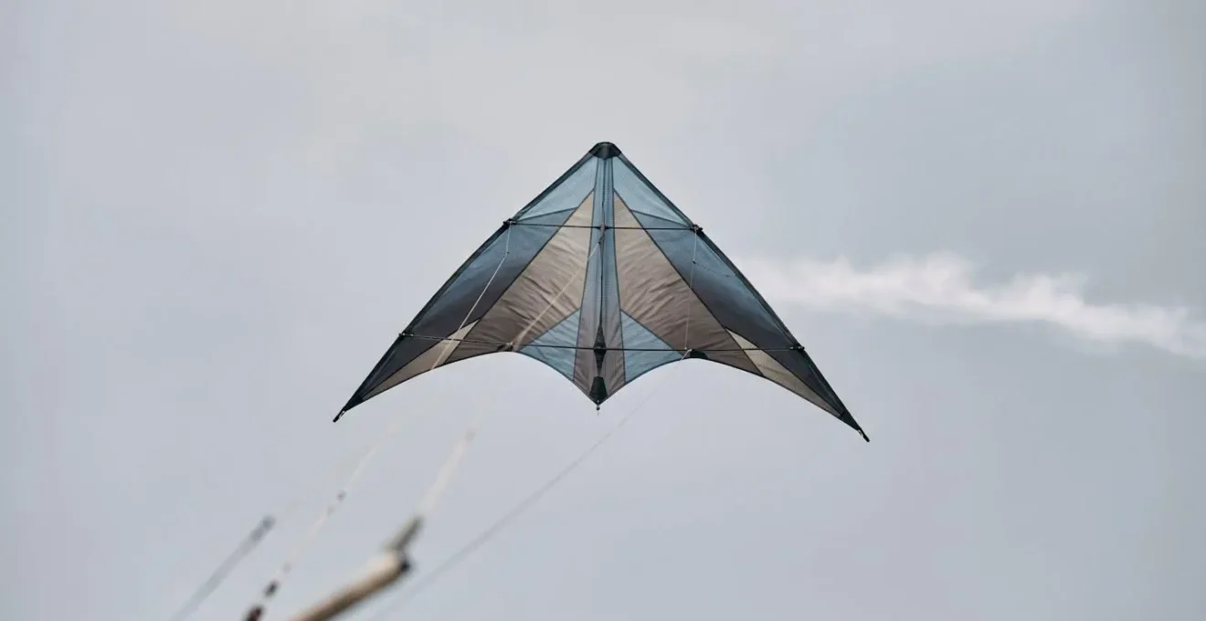 Cerf-volant suspendu en arrêt parfait dans le ciel créant une tension visuelle dramatique