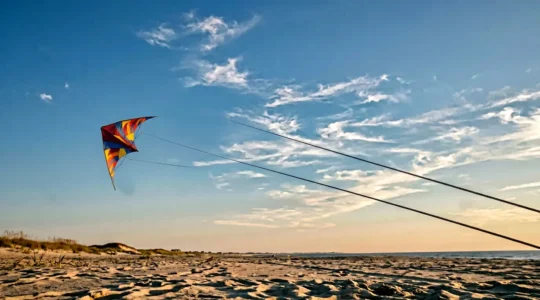 Cerf-volant pilotable delta en plein vol montrant un déséquilibre latéral dans le ciel
