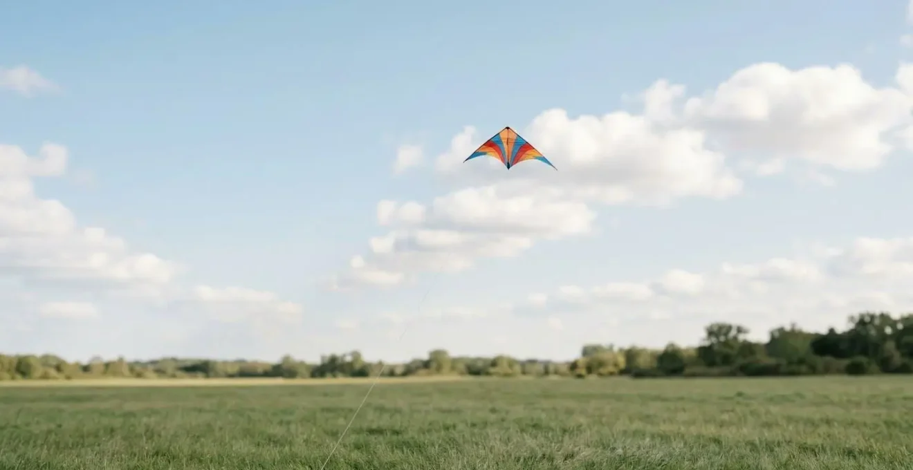 Cerf-volant coloré s'élevant dans un ciel paisible malgré des conditions de vent très faible