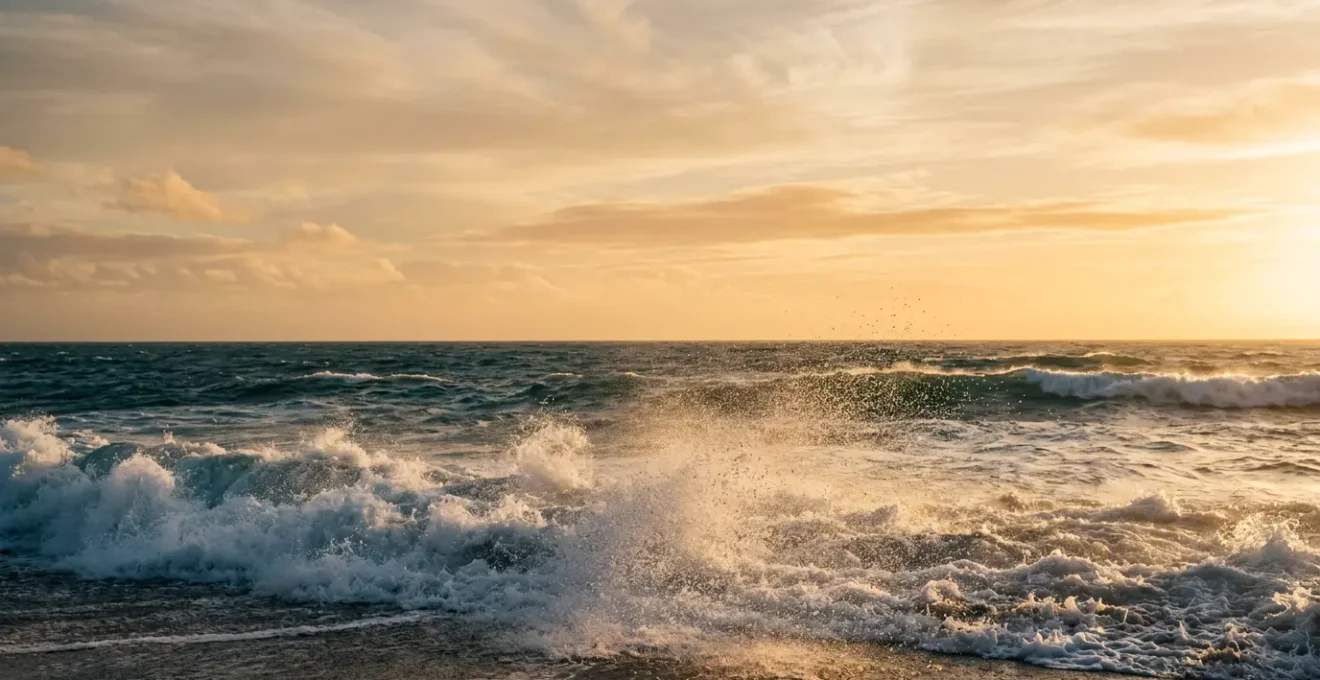 Vagues déferlantes créant des embruns chargés d'ions négatifs au bord de mer