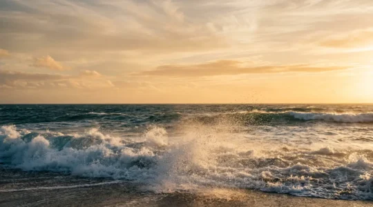 Vagues déferlantes créant des embruns chargés d'ions négatifs au bord de mer