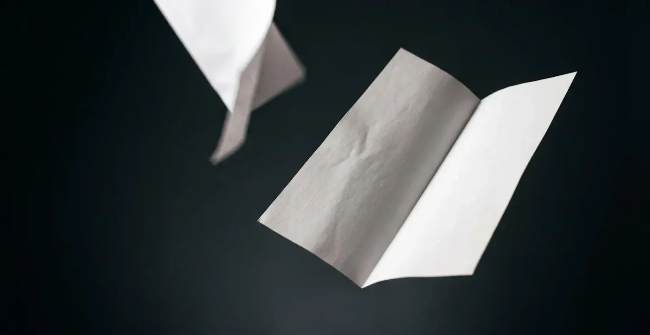 Feuille de papier en vol montrant l'instabilité d'un profil plat comparée à une feuille pliée plus stable
