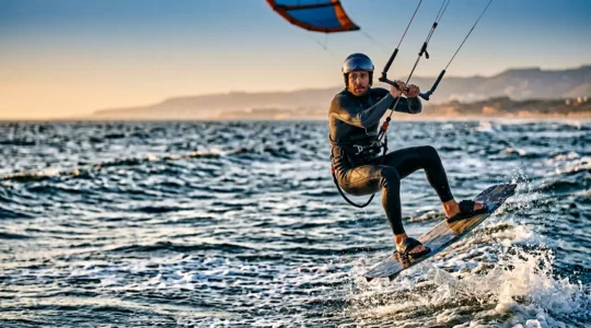 Kitesurfeur en plein saut au-dessus de l'eau lors d'une première tentative avec concentration intense