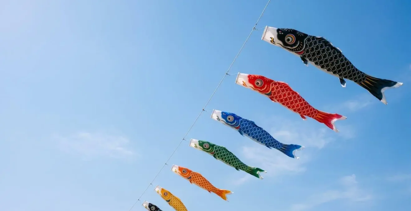 Koinobori colorés flottant dans le ciel lors de la fête des enfants au Japon