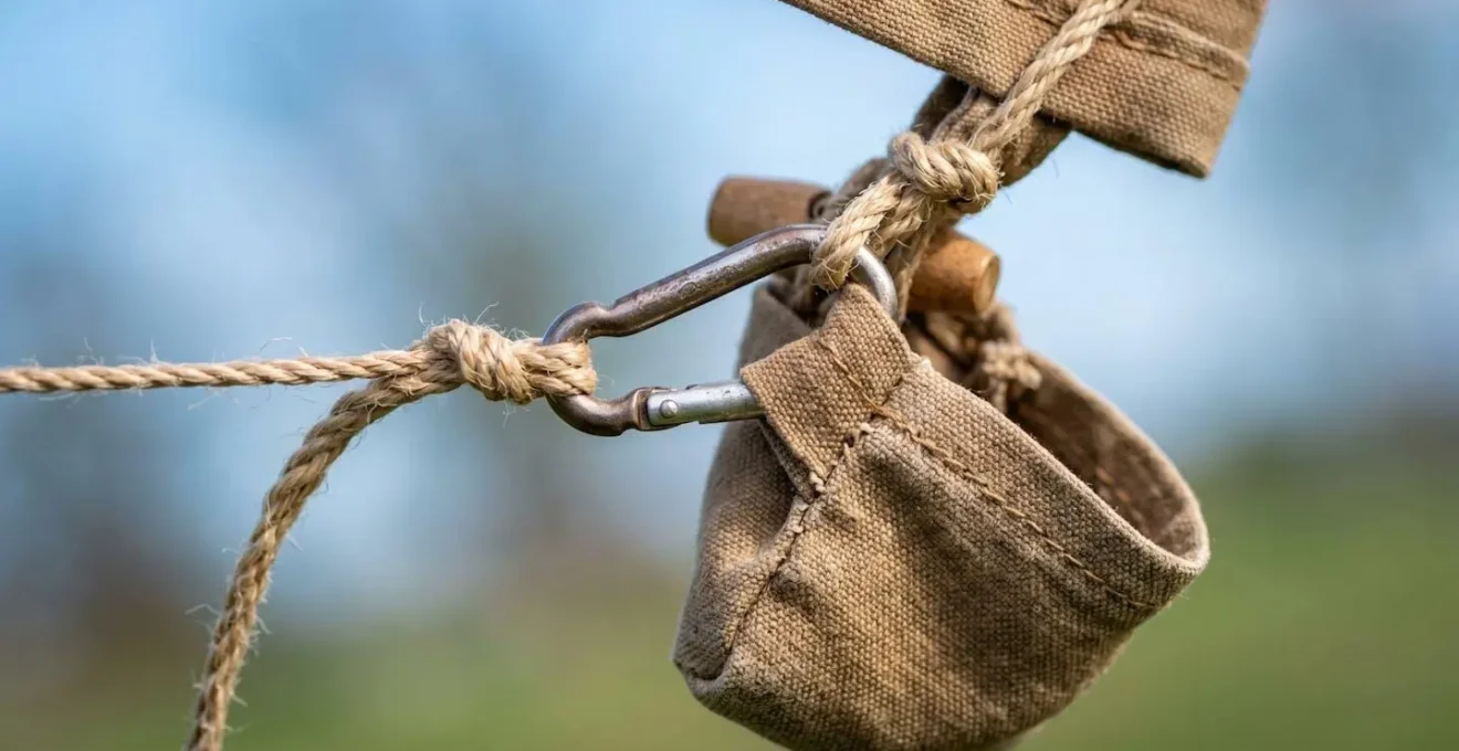 Gros plan sur le mécanisme artisanal d'un largueur de cerf-volant avec détails des matériaux et du système de fixation