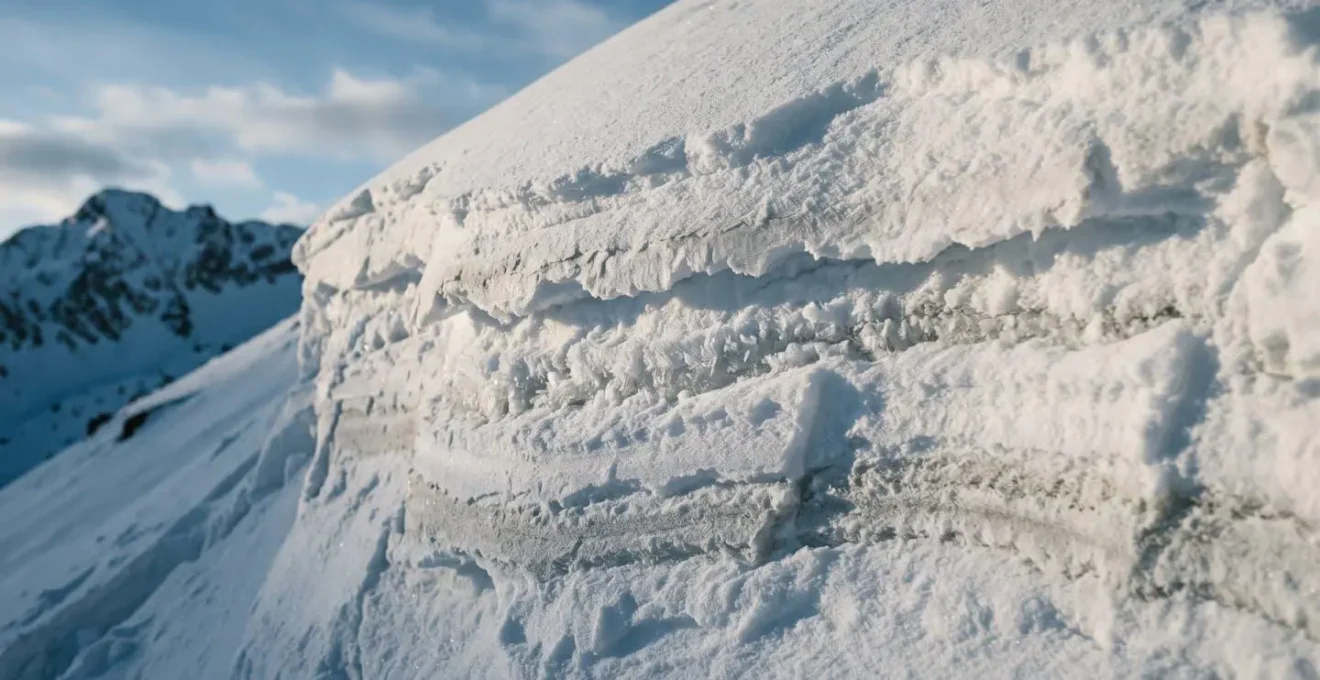 Coupe transversale symbolique d'un manteau neigeux stratifié en montagne hivernale