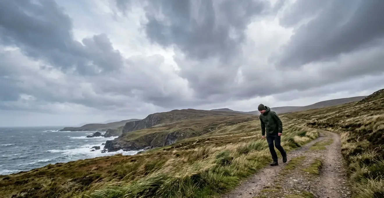 Personne marchant face au vent dans un paysage naturel ouvert, posture engagée et dynamique