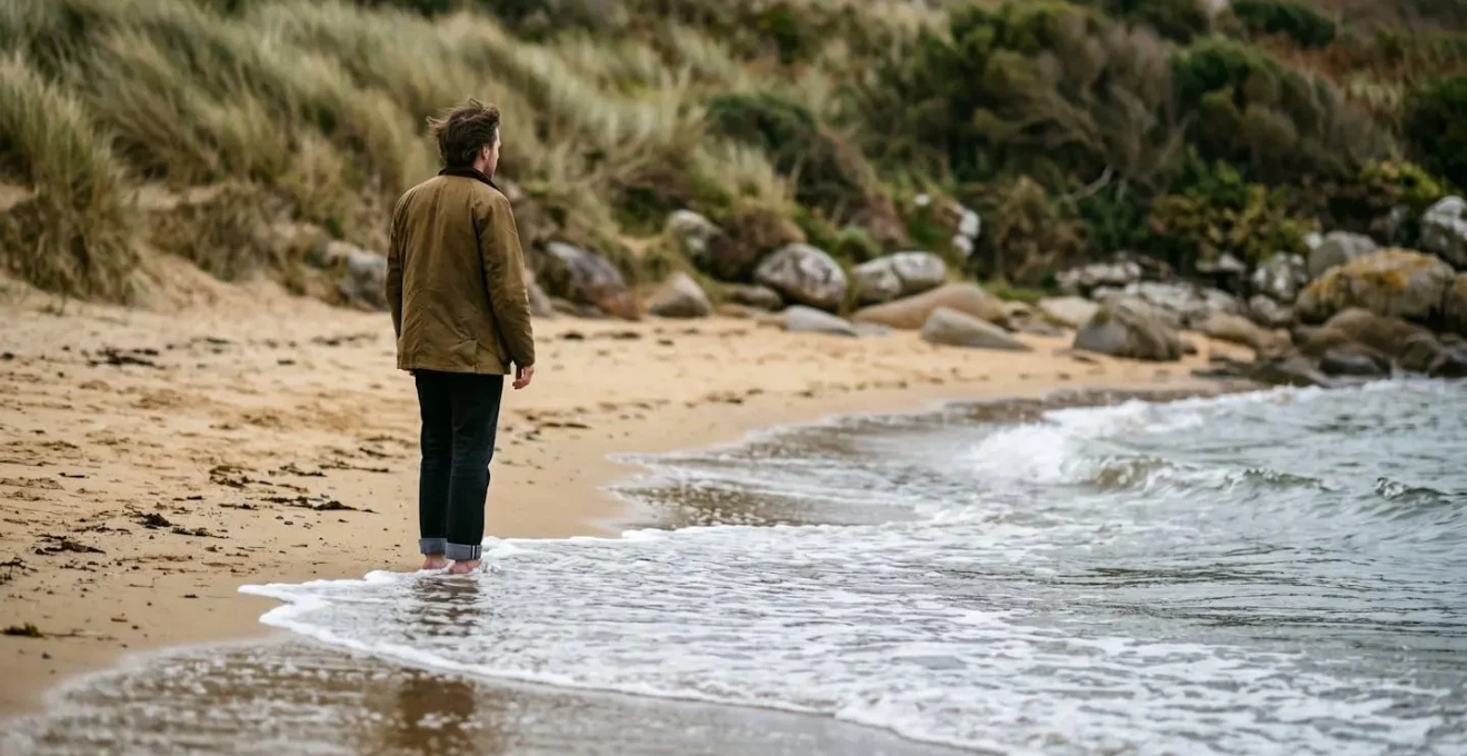 Vue en contre-plongée d'une plage étroite avec marée montante réduisant l'espace disponible pour l'atterrissage