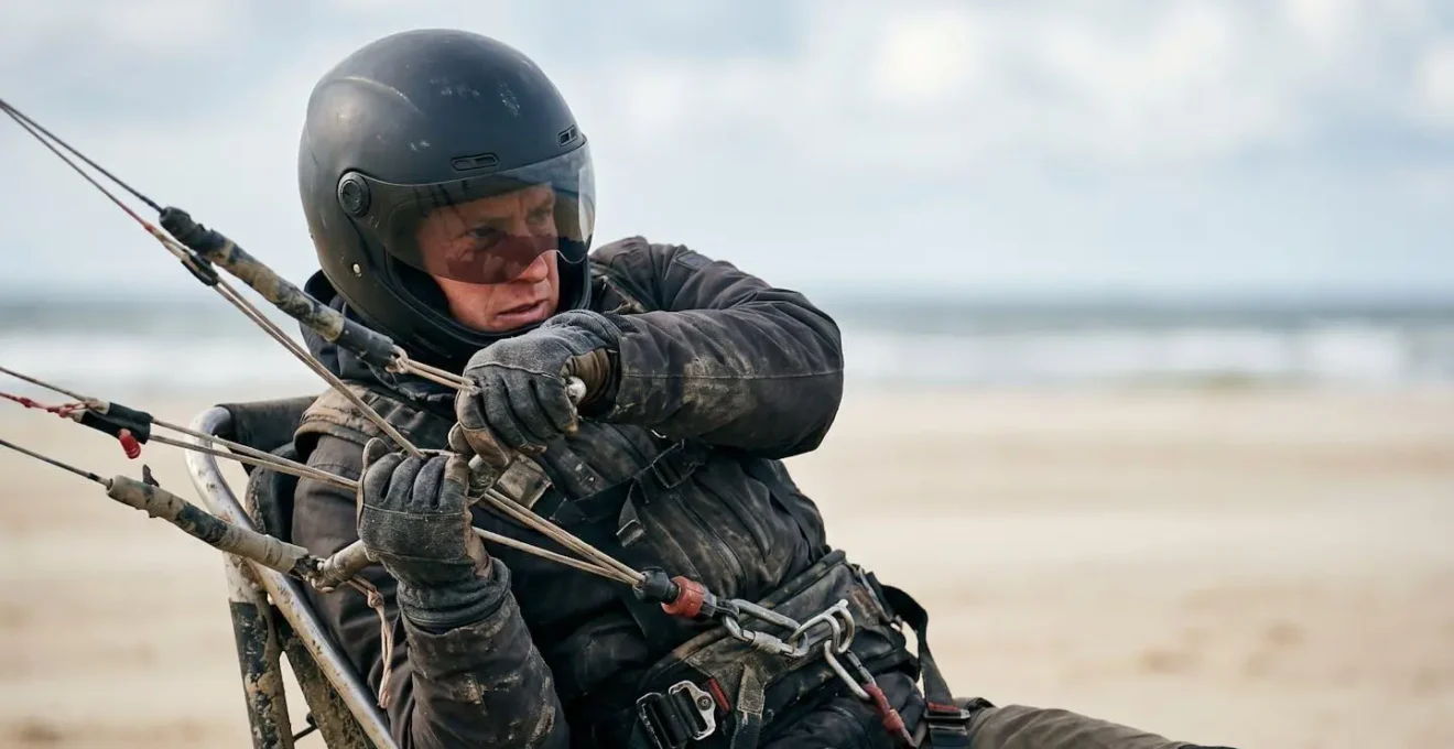 Pilote de buggy en plein contre-braquage lors d un virage serre sur sable
