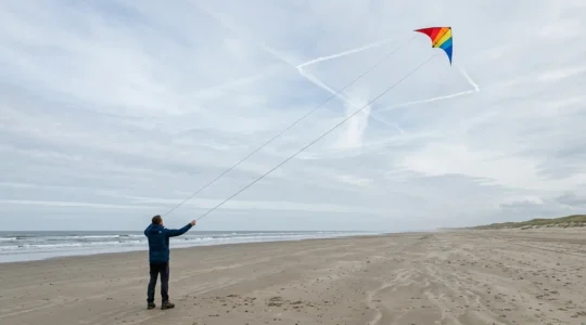 Pilote de cerf-volant acrobatique traçant une figure géométrique parfaite dans le ciel