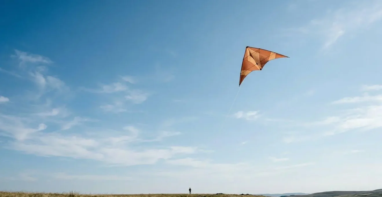Session contemplative de vol de cerf-volant dans un ciel dégagé, évoquant calme et pleine conscience