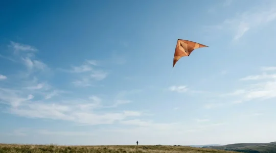 Session contemplative de vol de cerf-volant dans un ciel dégagé, évoquant calme et pleine conscience
