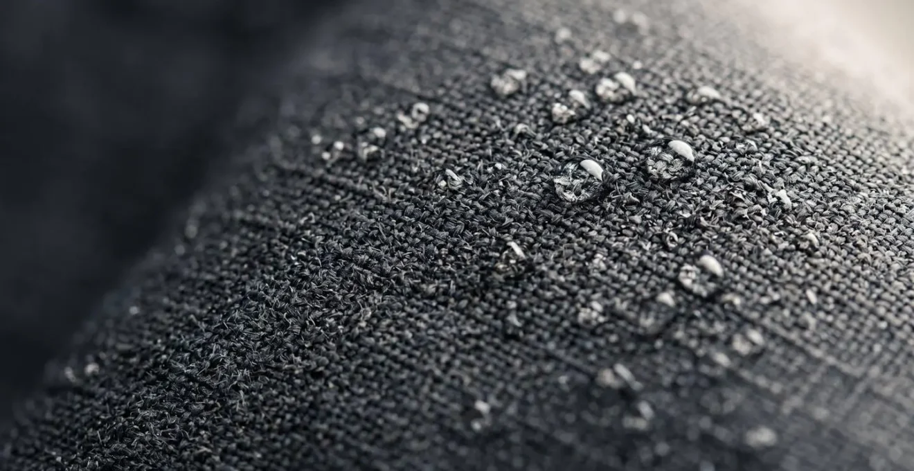 Gros plan sur la texture d'un tissu technique coupe-vent avec détails de la structure des fibres