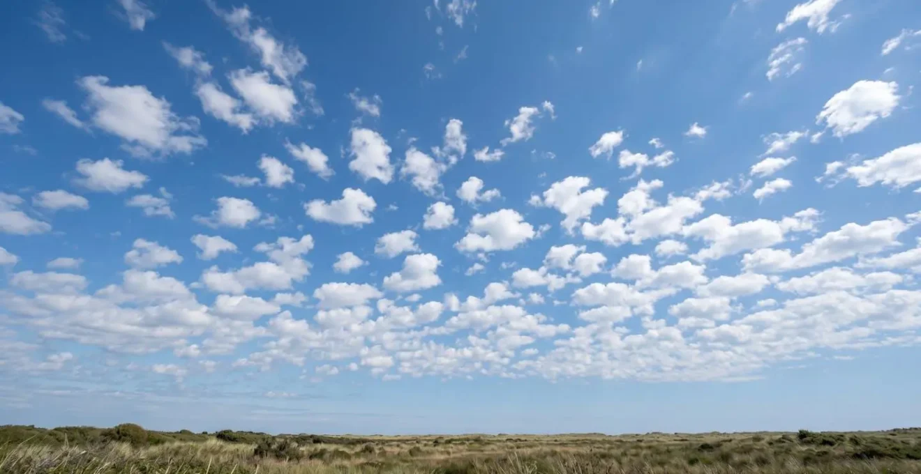 Cumulus humilis cotonneux dans un ciel bleu azur, annonçant des conditions parfaites pour le cerf-volant
